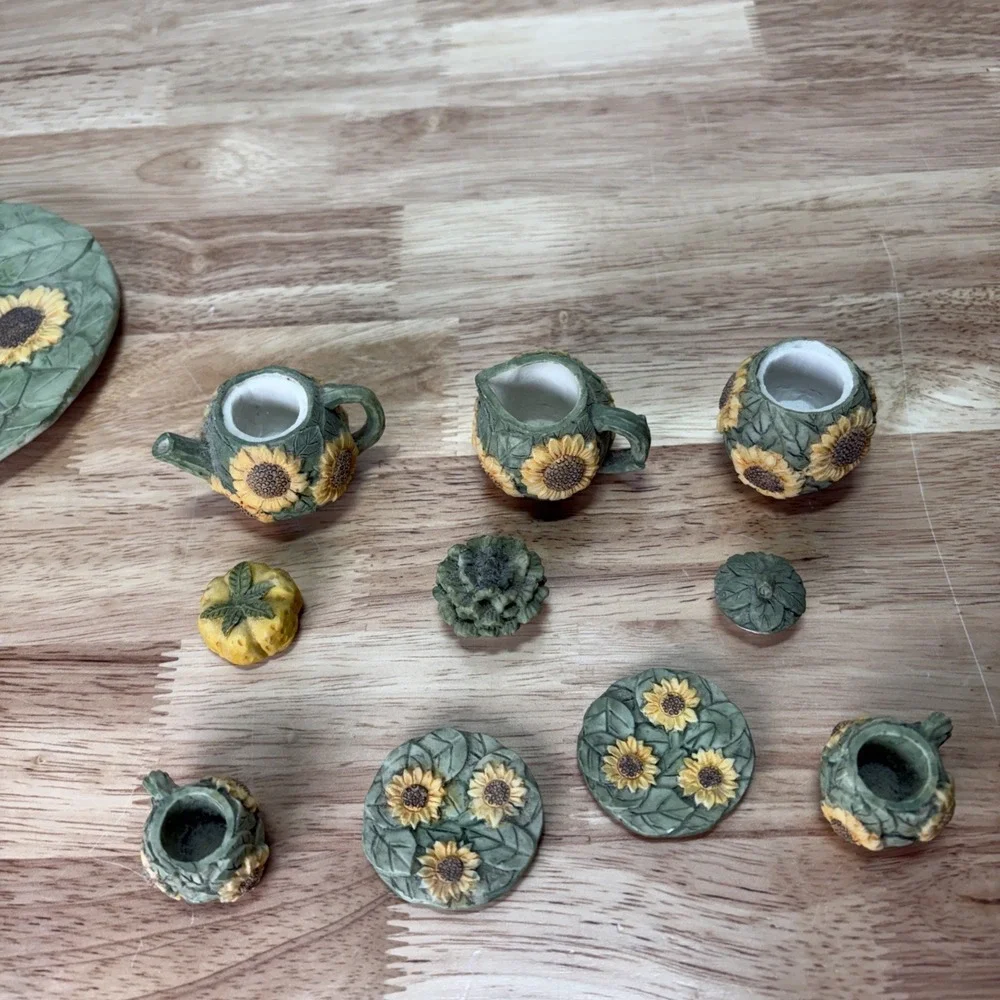 Young's Inc 1995 Vintage Sunflower Mini Tea Set